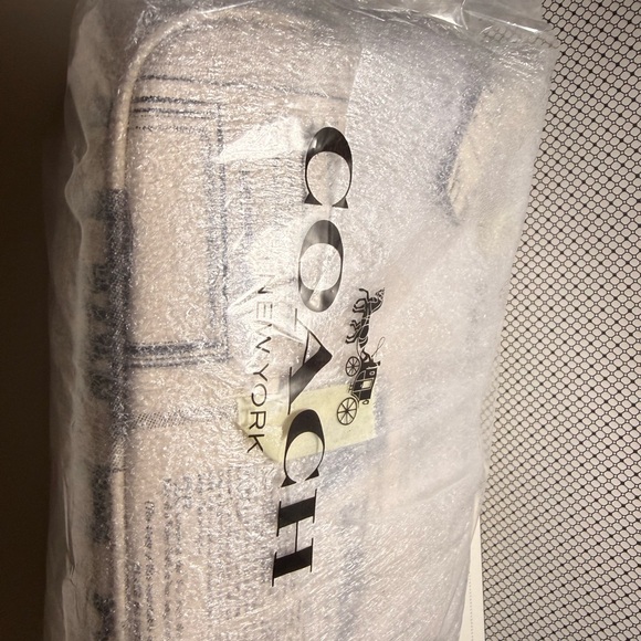 Coach Newspaper Print Shoulder Bag in Cream and Black NWT - Picture 14 of 14